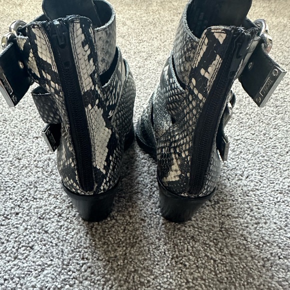 Black and White Shoes with Classic Style - Picture 5 of 5